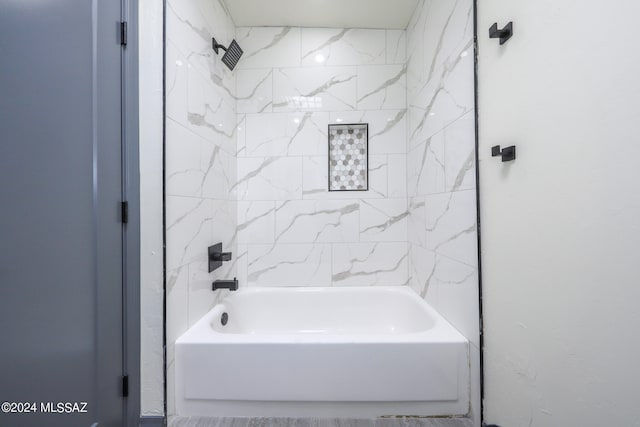 bathroom with tiled shower / bath