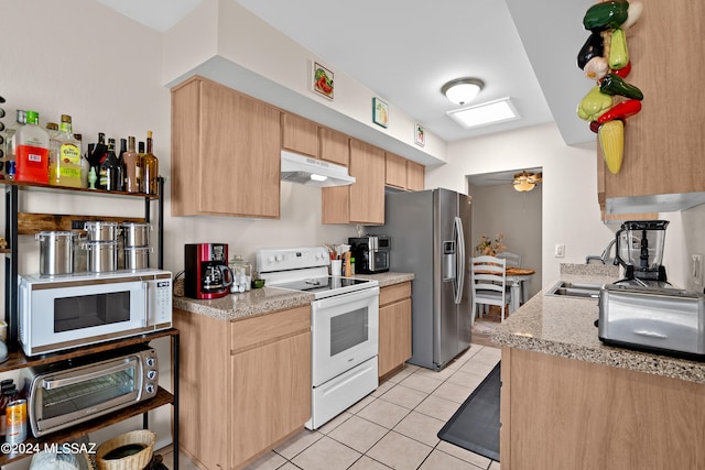 kitchen featuring light brown cabinetry, sink, white appliances, and ceiling fan