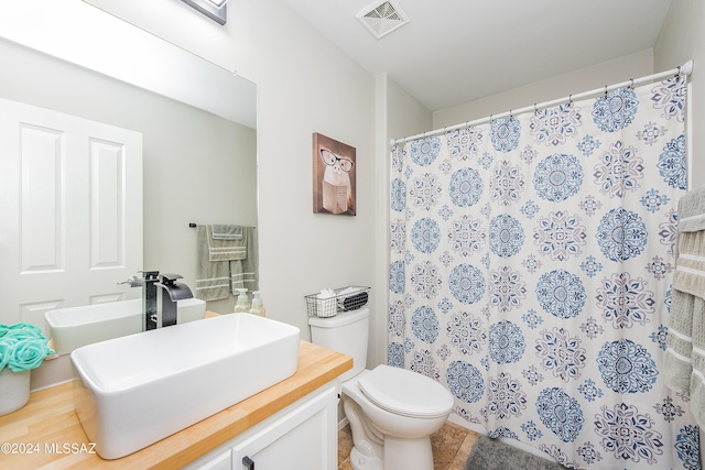 full bathroom with toilet, a shower with shower curtain, vanity, and visible vents