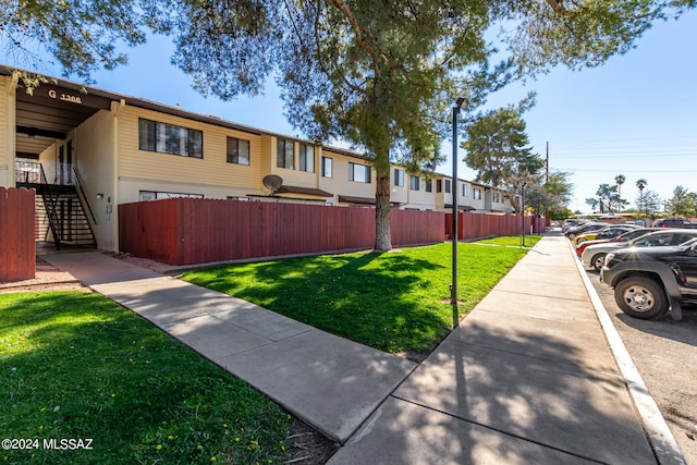 view of front facade featuring a front yard