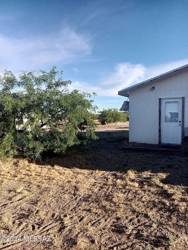 view of yard with a storage shed