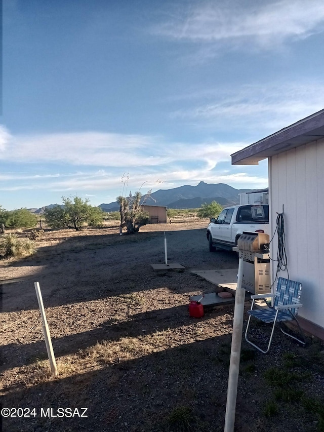 view of yard featuring a mountain view