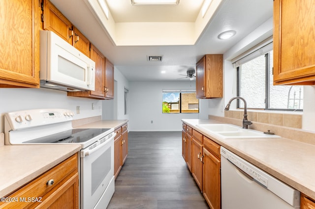 kitchen with dark wood-type flooring, white appliances, sink, and ceiling fan