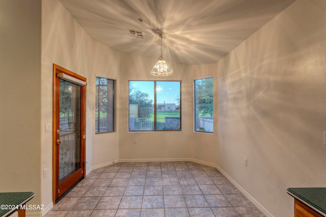 empty room with an inviting chandelier and vaulted ceiling