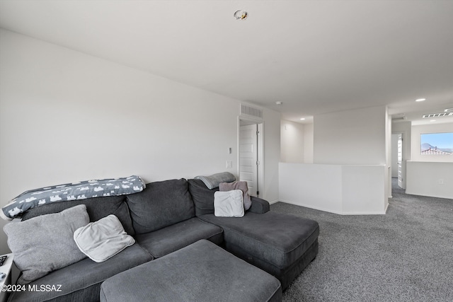 living room with baseboards, visible vents, recessed lighting, and carpet