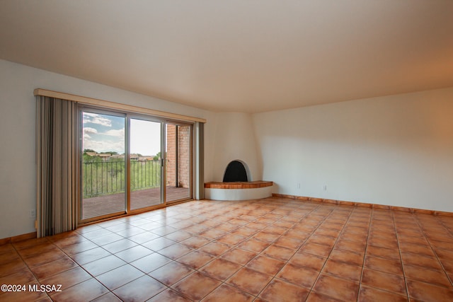 unfurnished room featuring light tile patterned floors