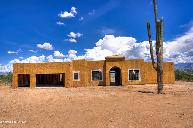 view of front of home featuring a mountain view