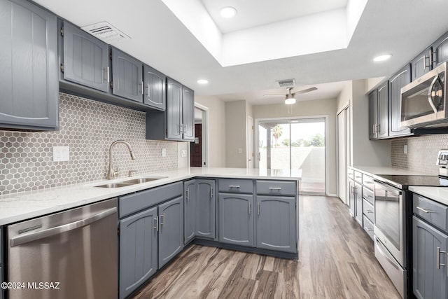 kitchen featuring ceiling fan, stainless steel appliances, sink, and dark hardwood / wood-style floors