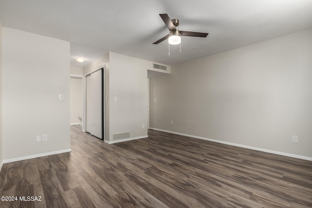 unfurnished room with dark wood-type flooring and ceiling fan