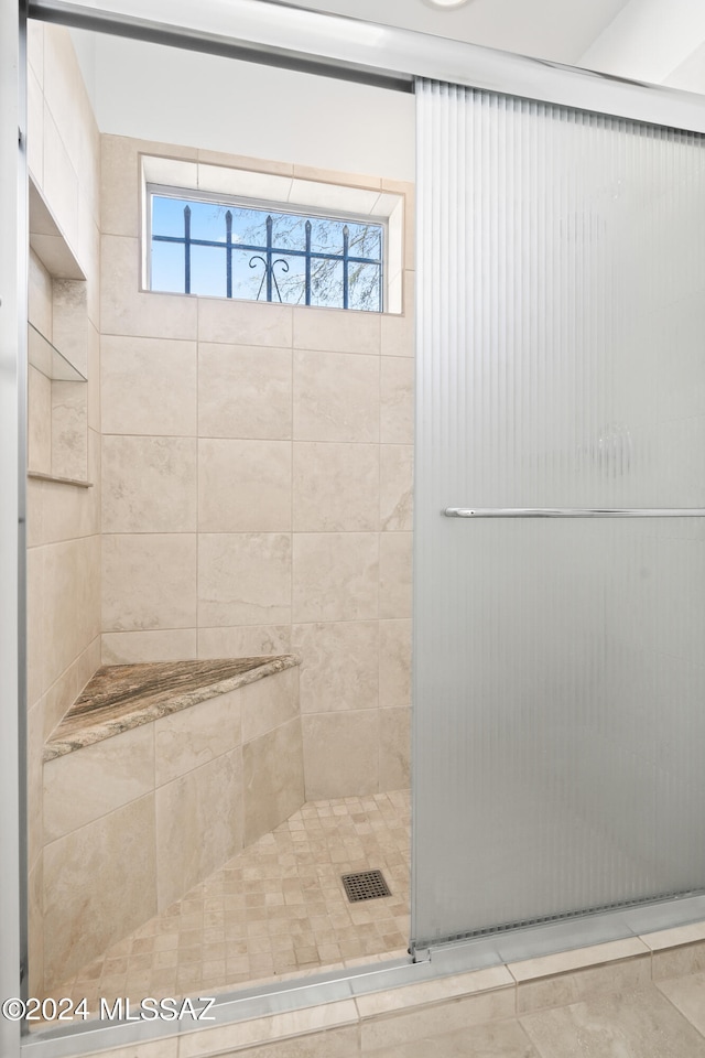 bathroom featuring tiled shower