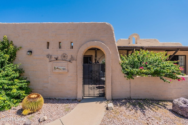 property entrance featuring a gate