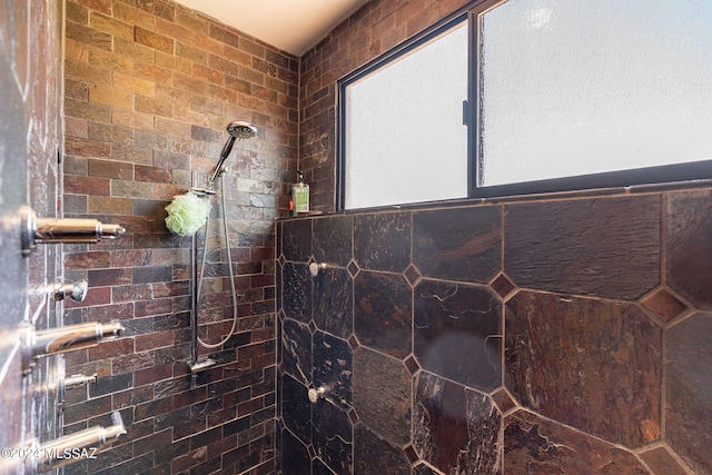 bathroom featuring a tile shower