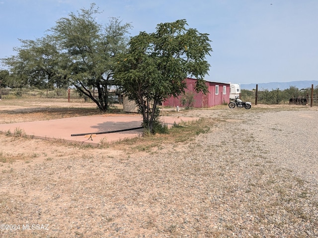 view of yard featuring a rural view