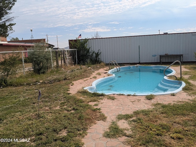 view of swimming pool