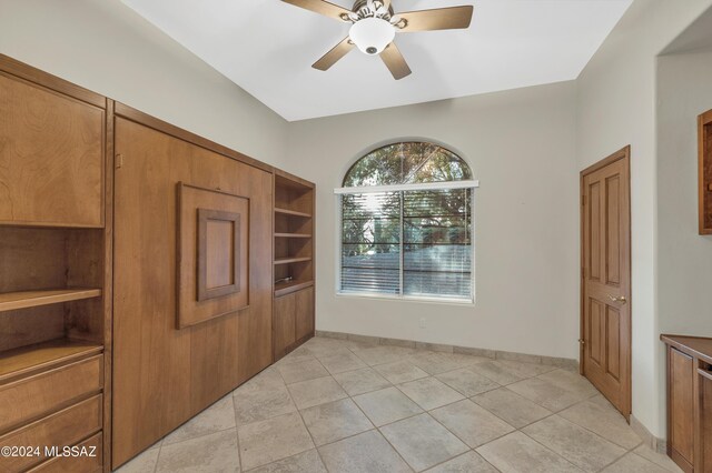 tiled foyer entrance featuring ceiling fan