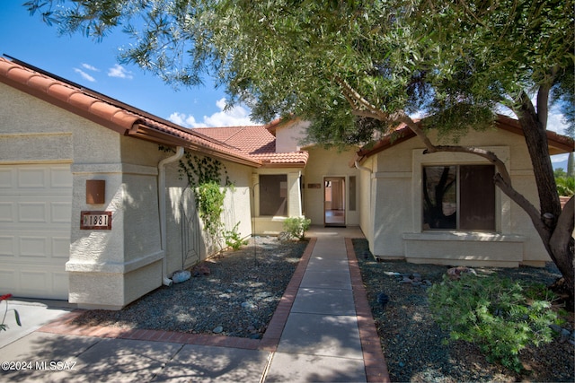 view of front facade featuring a garage