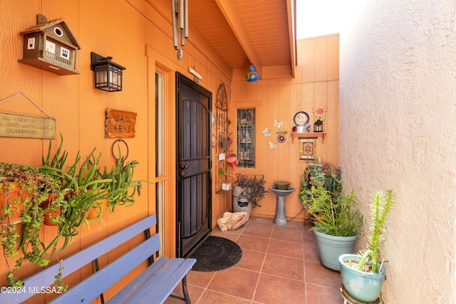 entrance to property featuring a porch
