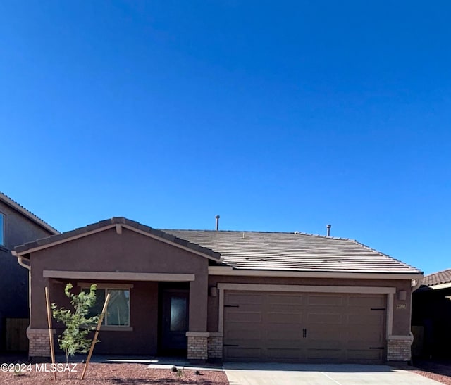 view of front of property featuring a garage