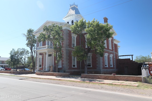 view of front facade featuring a balcony