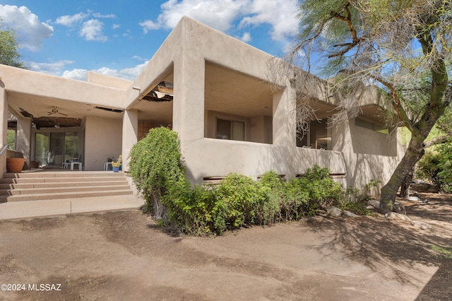 view of front of property featuring ceiling fan