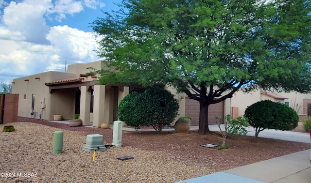 view of front facade with a garage