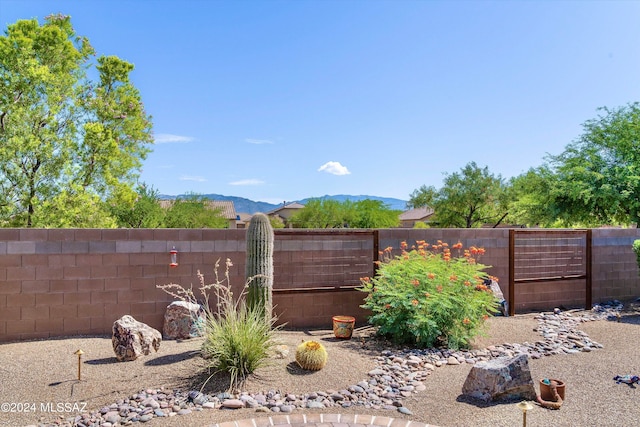 view of yard with a mountain view