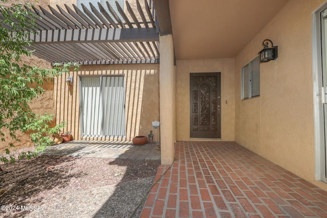 property entrance featuring stucco siding