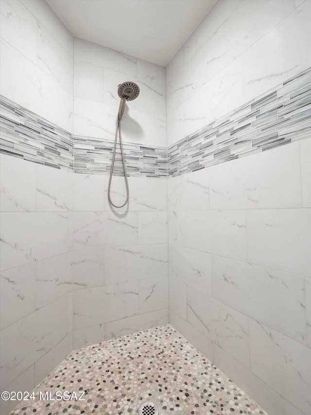 bathroom featuring tiled shower