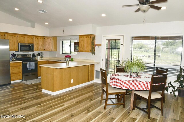 kitchen with visible vents, light countertops, lofted ceiling, a peninsula, and stainless steel appliances