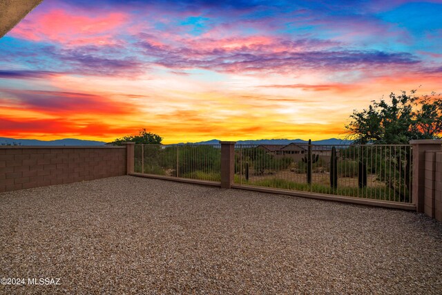 view of yard at dusk