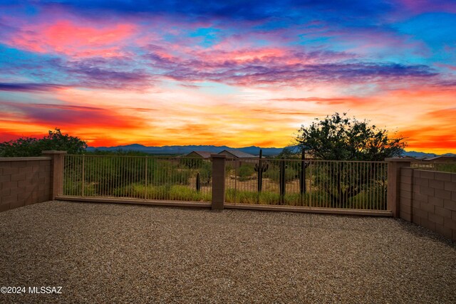 view of yard at dusk