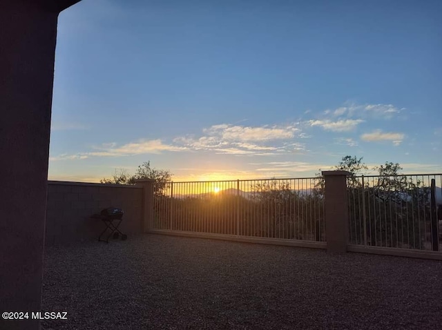 view of yard at dusk