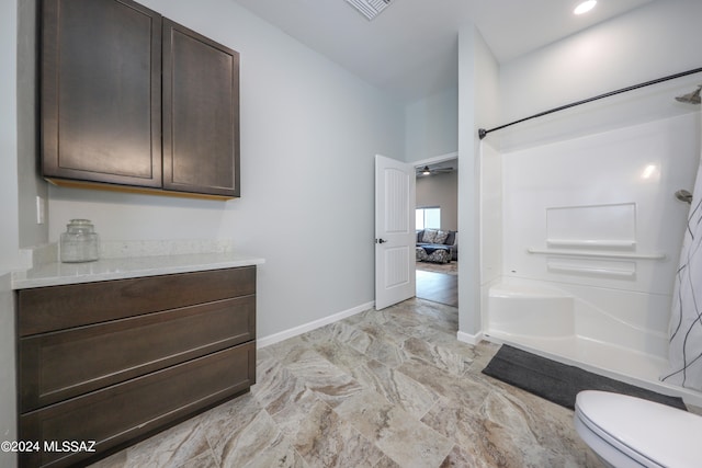 full bath featuring a shower, toilet, ceiling fan, vanity, and baseboards