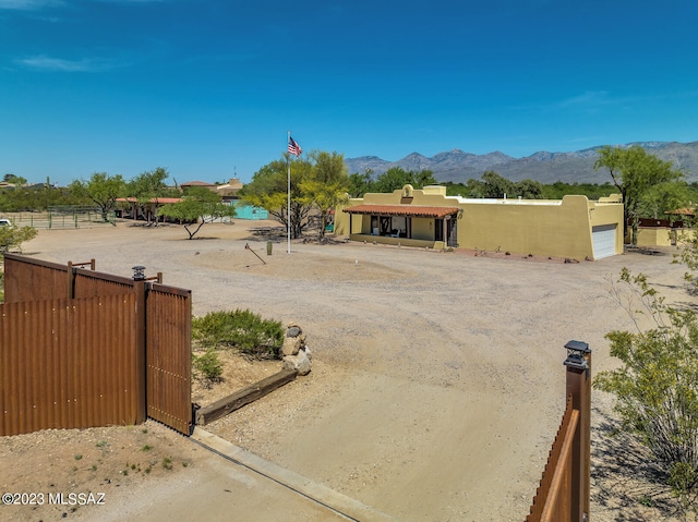 view of yard with a mountain view