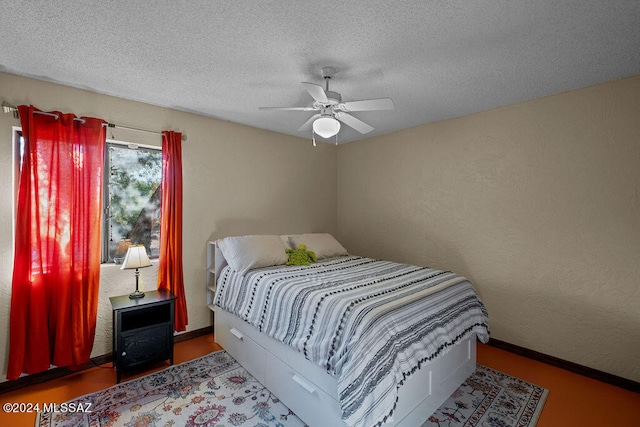 bedroom featuring ceiling fan and a textured ceiling