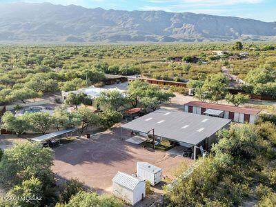 birds eye view of property featuring a mountain view