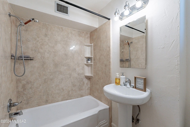 bathroom with tiled shower / bath