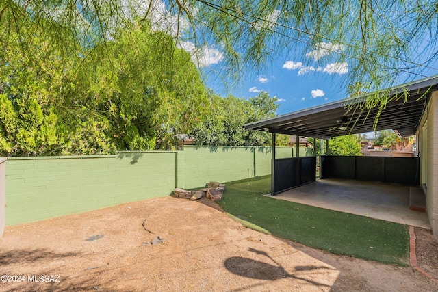 view of yard featuring a patio area