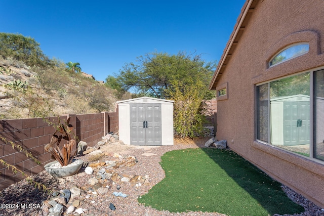 view of yard featuring a storage shed