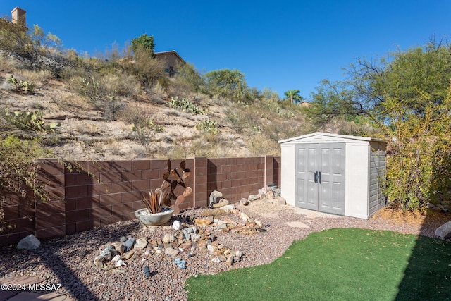 view of yard featuring a storage shed