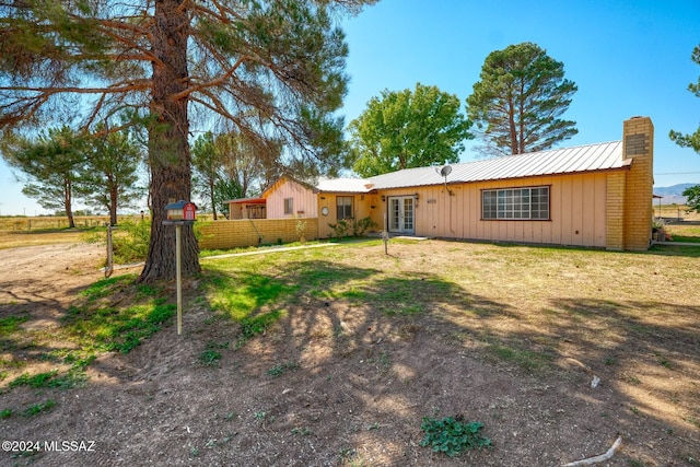 view of front of house with a carport and a front yard