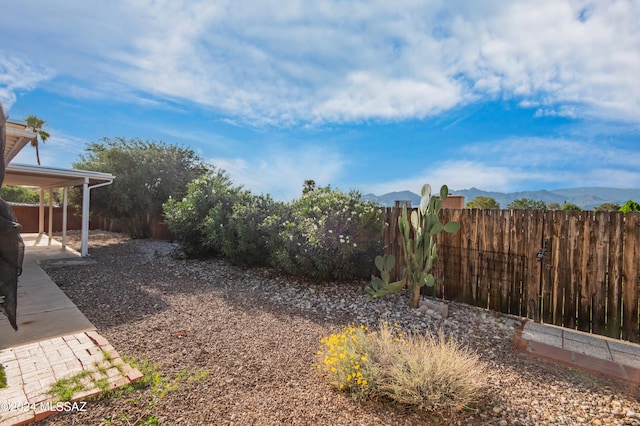 view of yard featuring a mountain view