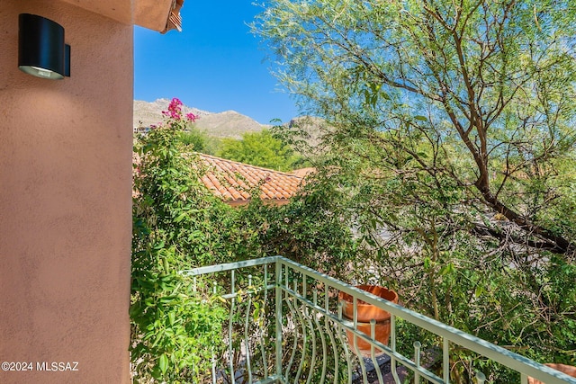 balcony featuring a mountain view