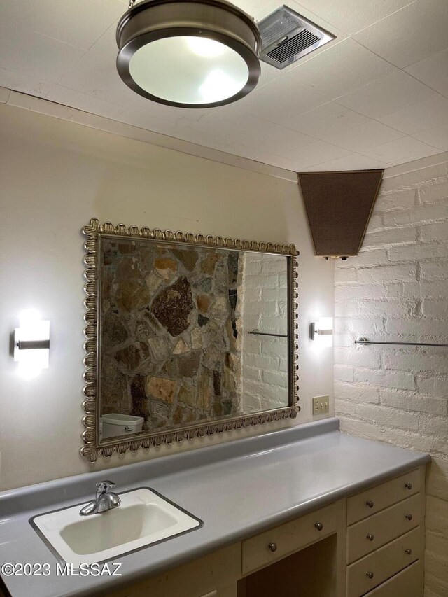 bathroom with tiled shower, vanity, and toilet