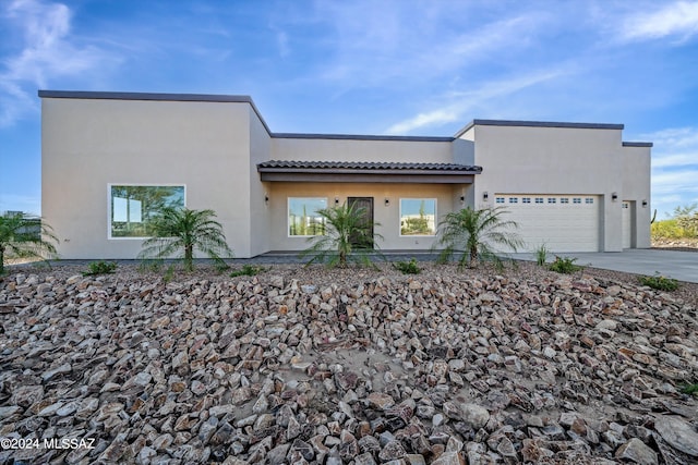 view of front facade featuring a garage