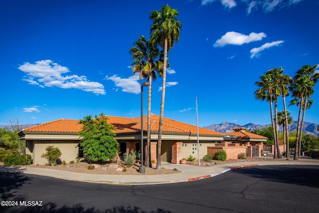 view of front of home featuring a mountain view