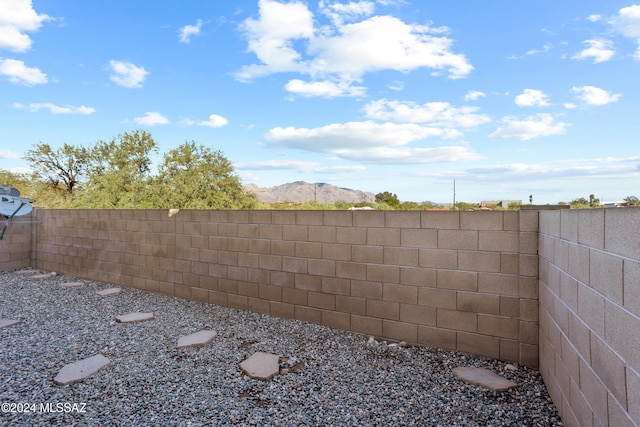 view of yard with a mountain view