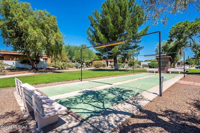 view of property's community featuring a lawn