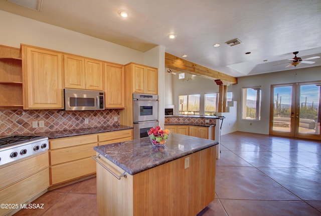 kitchen with stainless steel appliances, visible vents, backsplash, and light brown cabinetry