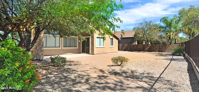 view of yard featuring a patio area